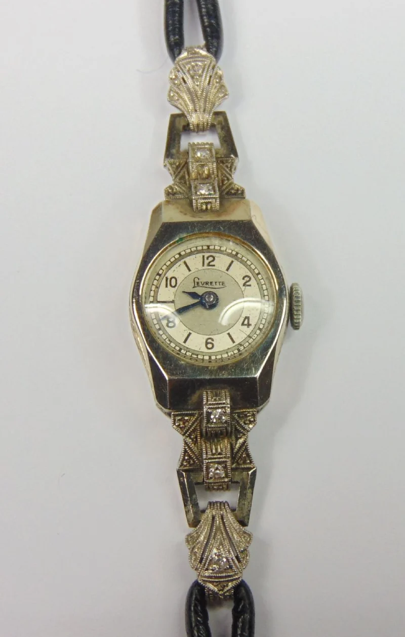 Ancienne montre de soirée Levrette en or blanc avec diamants taille brillant, début des années 900. (travail)